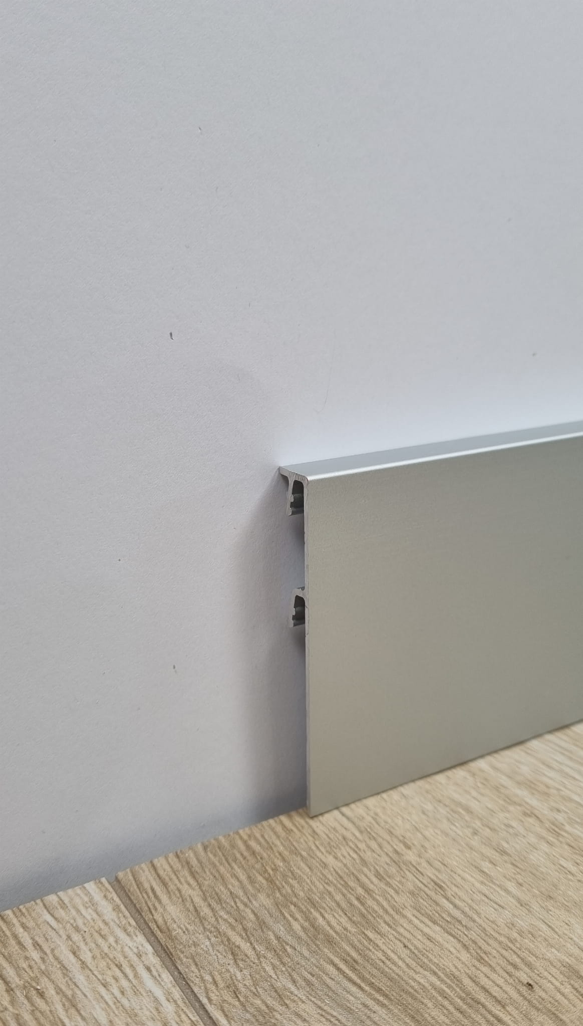 Listwa przypodłogowa Iceberg  105 Anodowana srebrna 7 cm