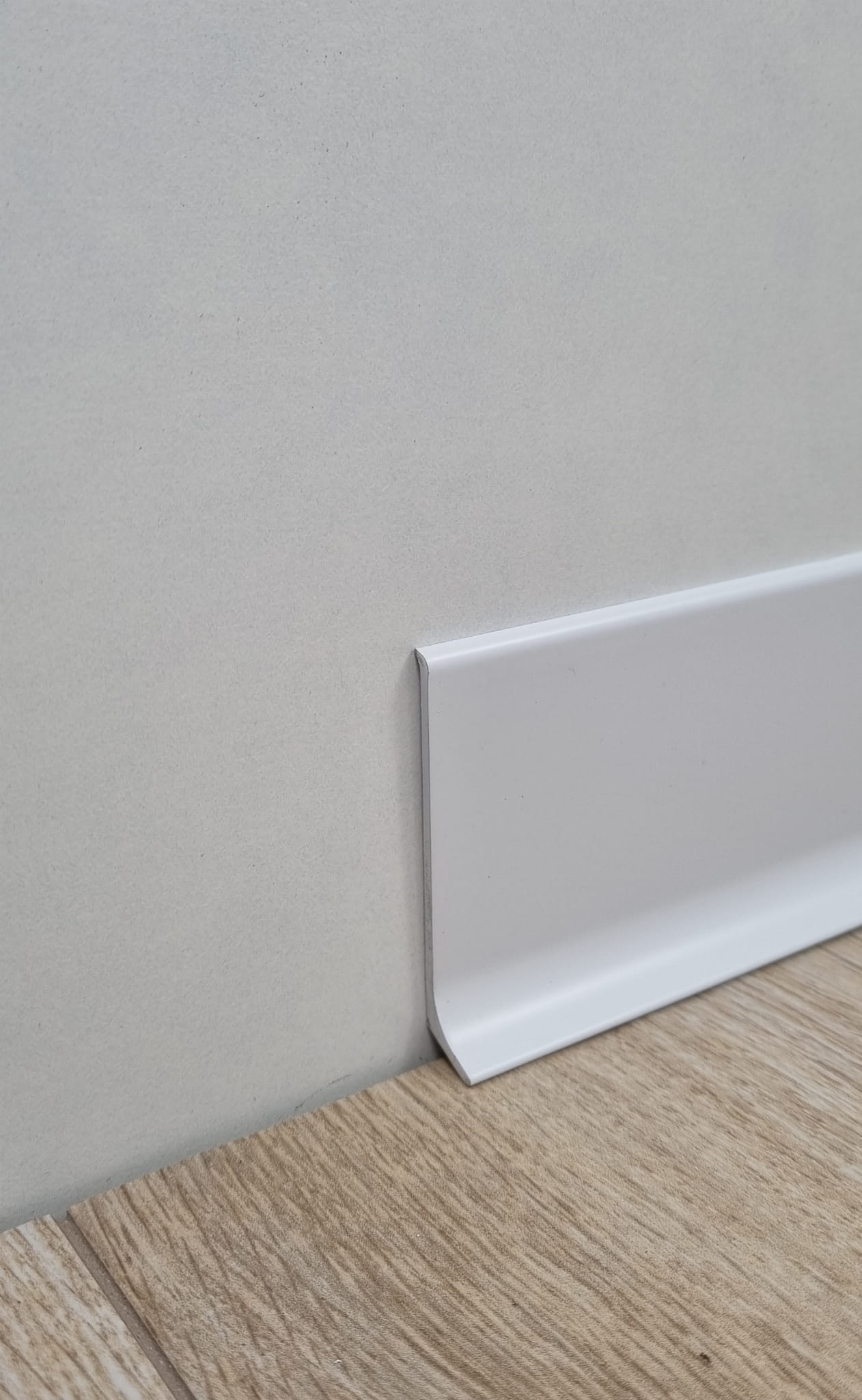  Listwa przypodłogowa antybakteryjna biała RAL 9003 Metal line 90 6cm