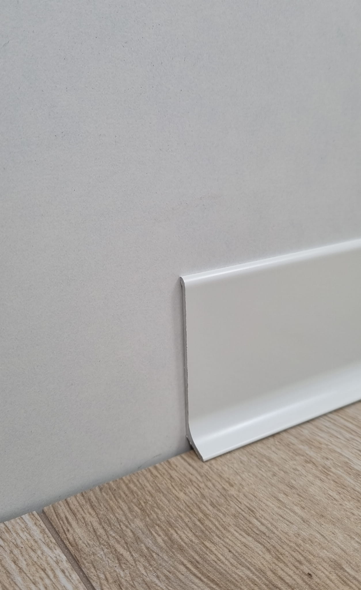 Listwa przypodłogowa Metal line 90 RAL 9010 biały błyszczący 6cm