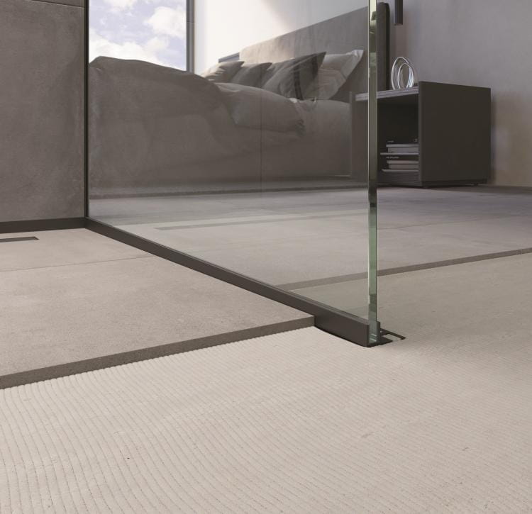 Profil podłogowy  lakierowany na czarno RAL 9005 do mocowania szyby GPS1